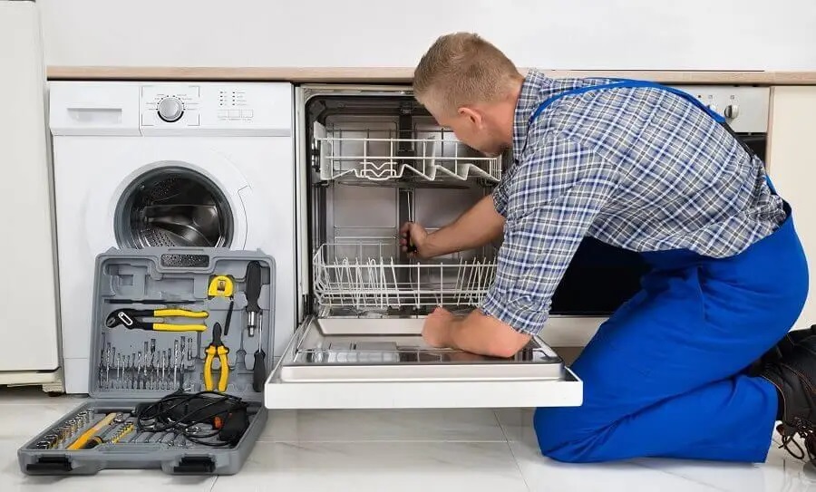 Çamlıdere Siemens servisi teknisyen ekibi beyaz eşya tamiri yaparken